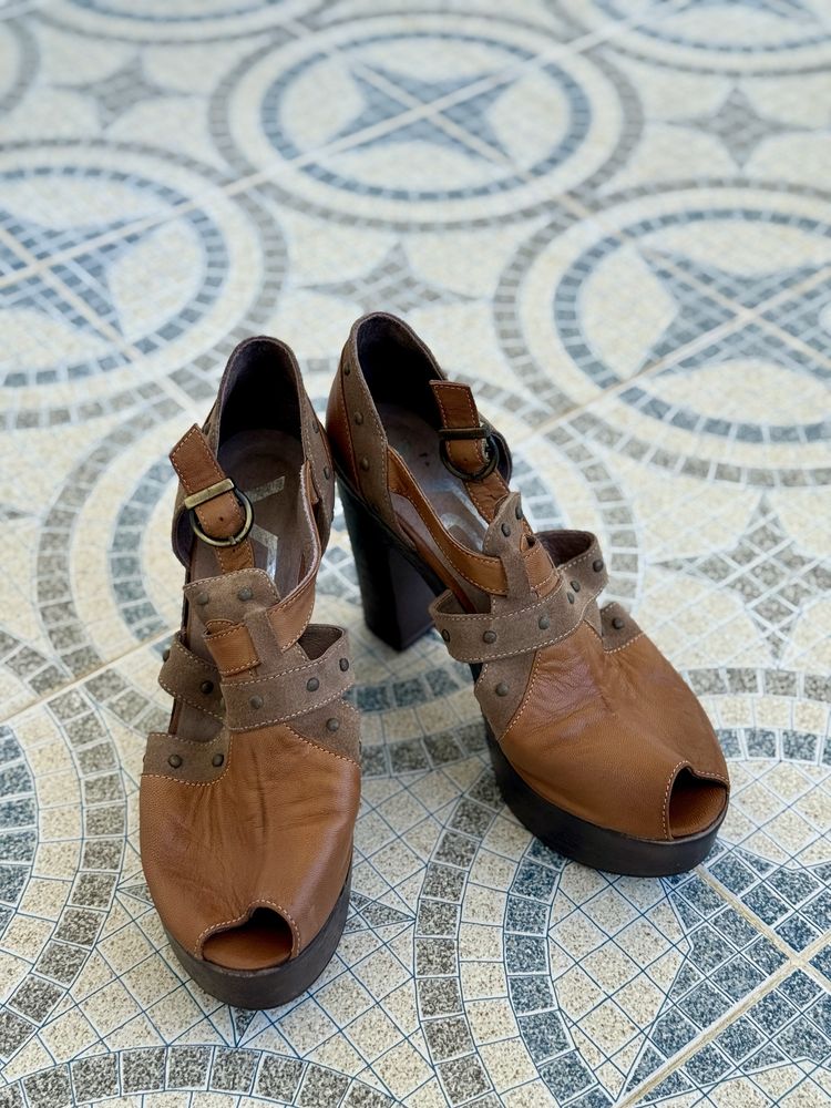Botas Abertas com Salto Alto