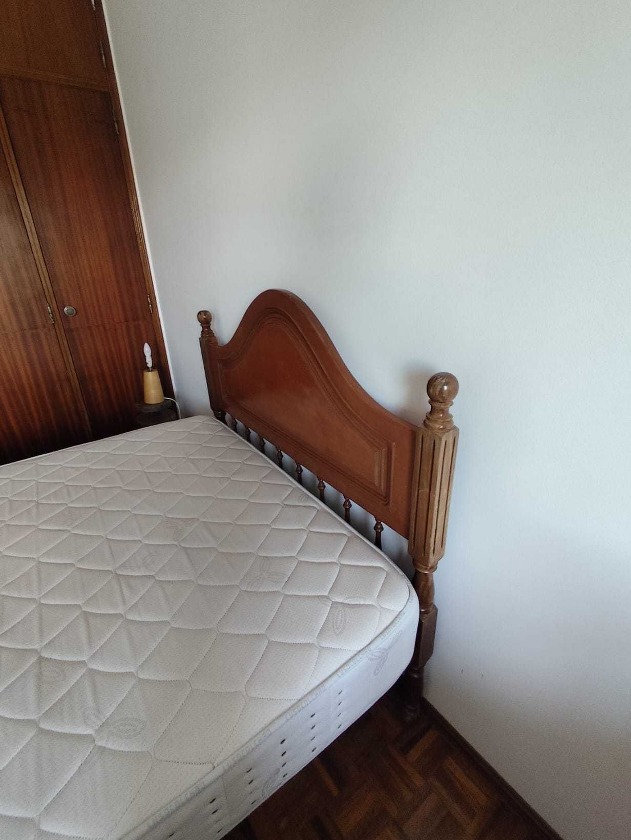Cama de Madeira + Colchão - 122cm x 195cm