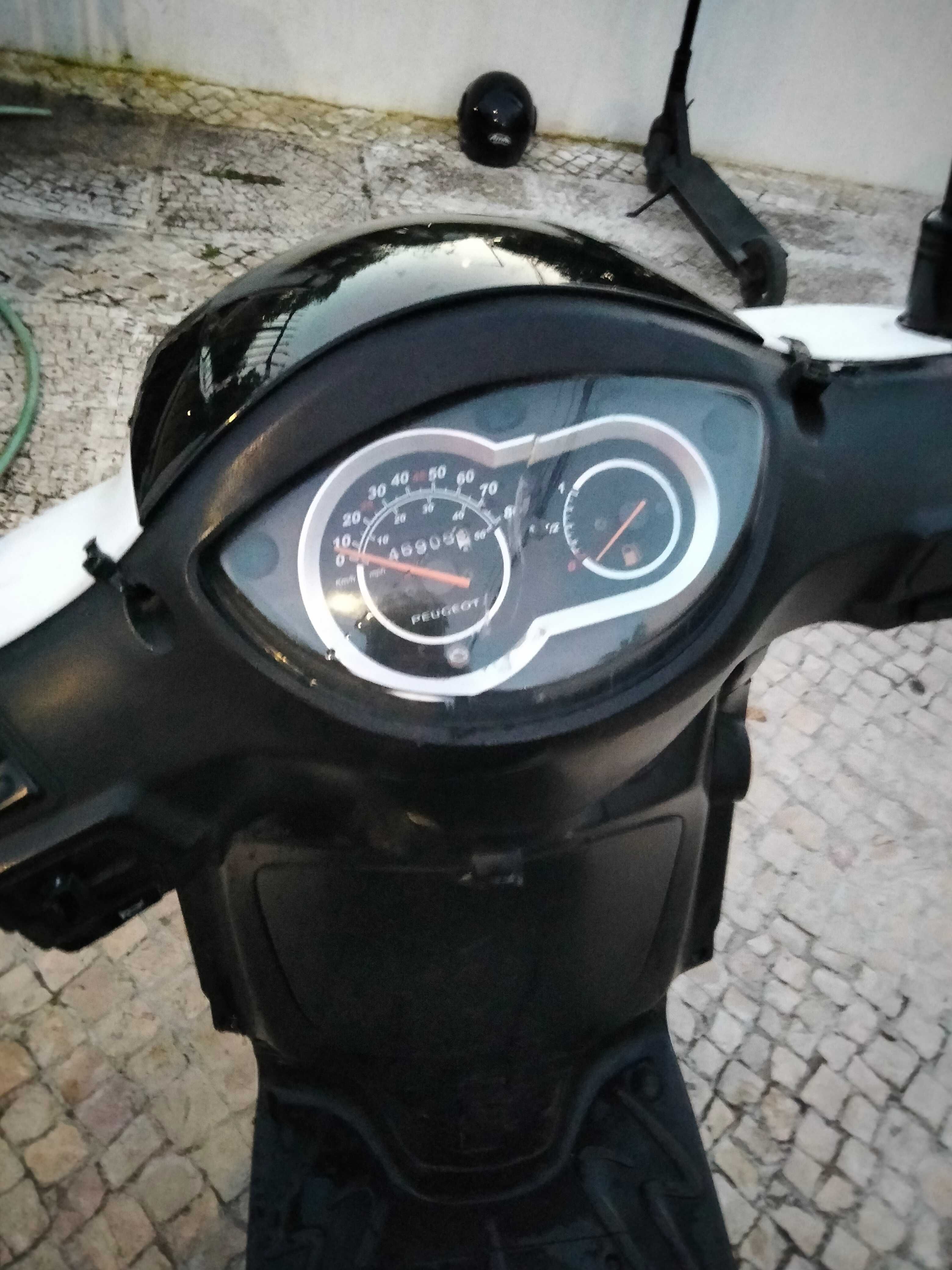 Scooter 50 CC    1000 € impecável