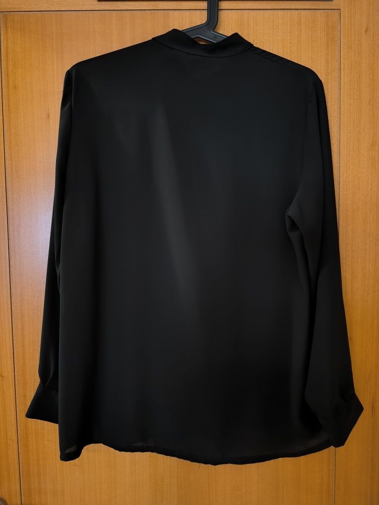 Blusa preta com aplicações douradas