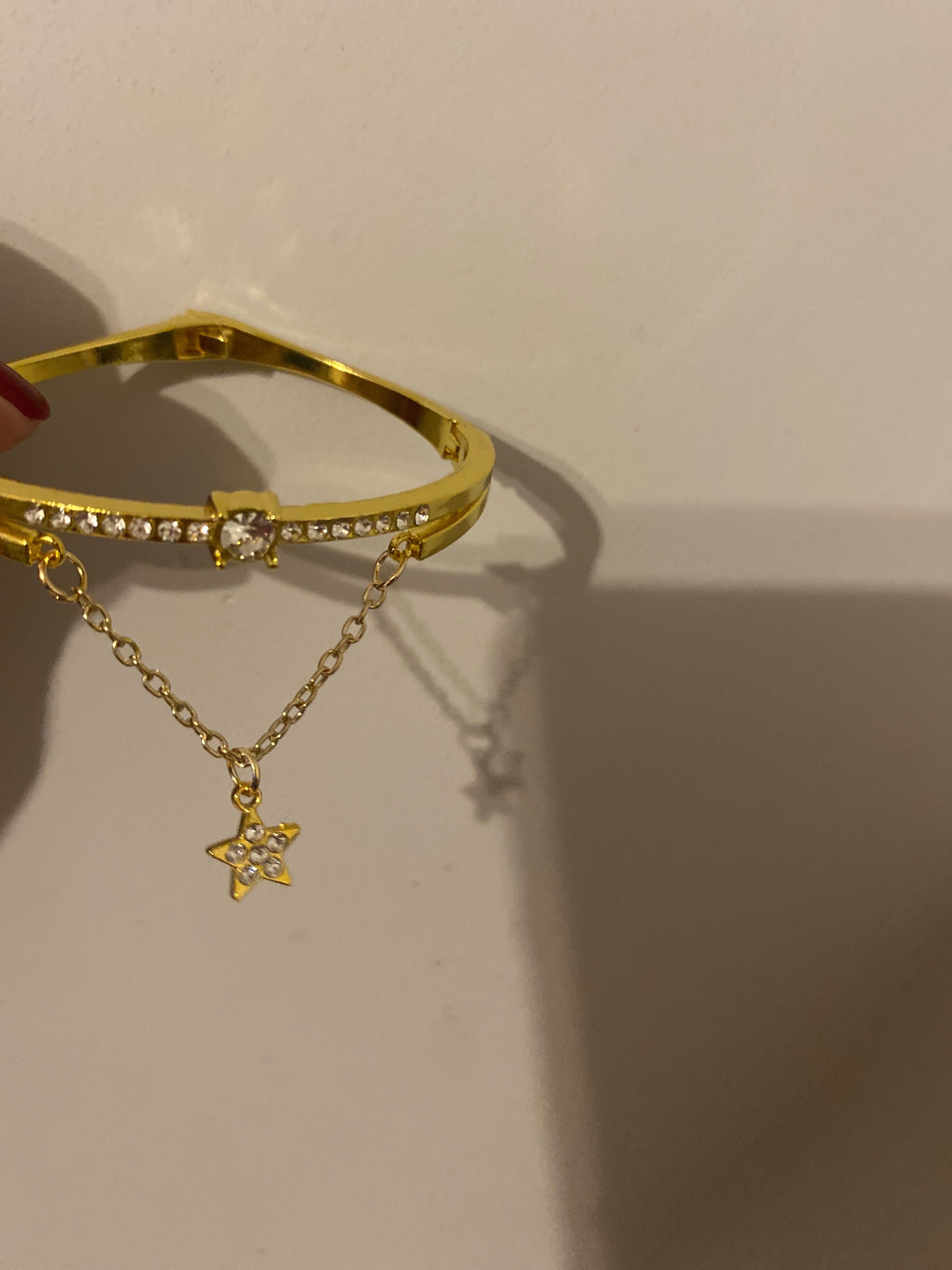 Piękna nowa bransoletka w kolorze złota z cekinami