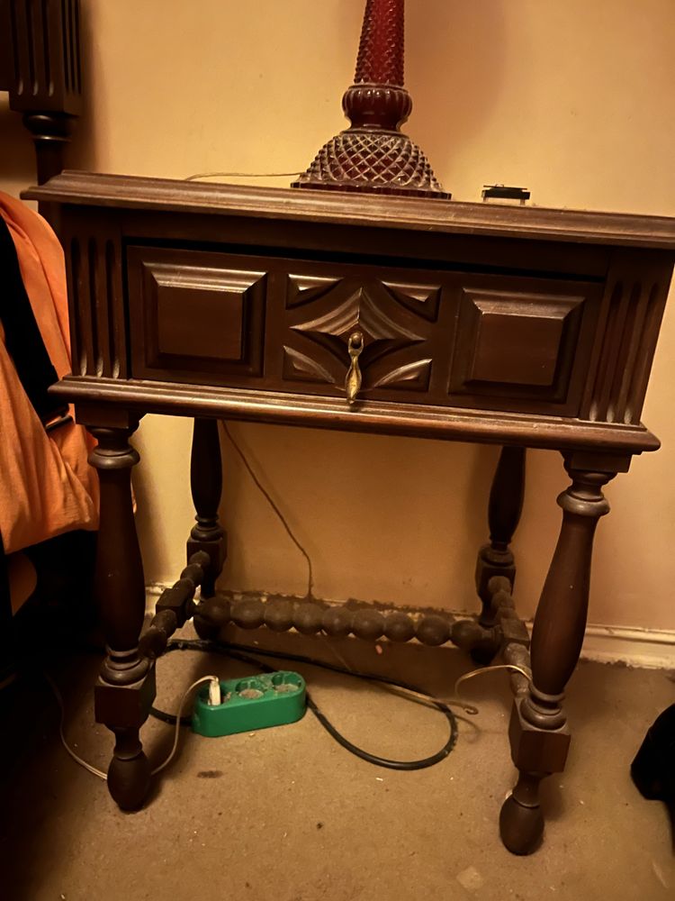Mesa de cabeceira de madeira trabalhada