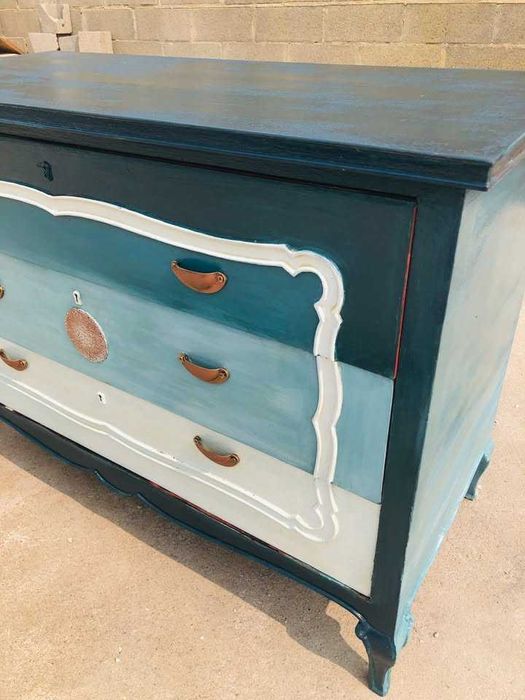 Cómoda restaurada com pintura em tons marinhos e puxadores em cobre