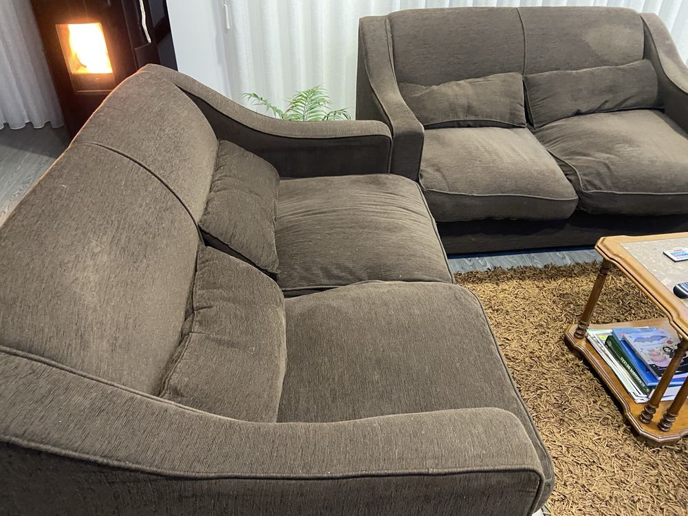Vendo 2 sofas , com algum uso mas em muito bom estado !