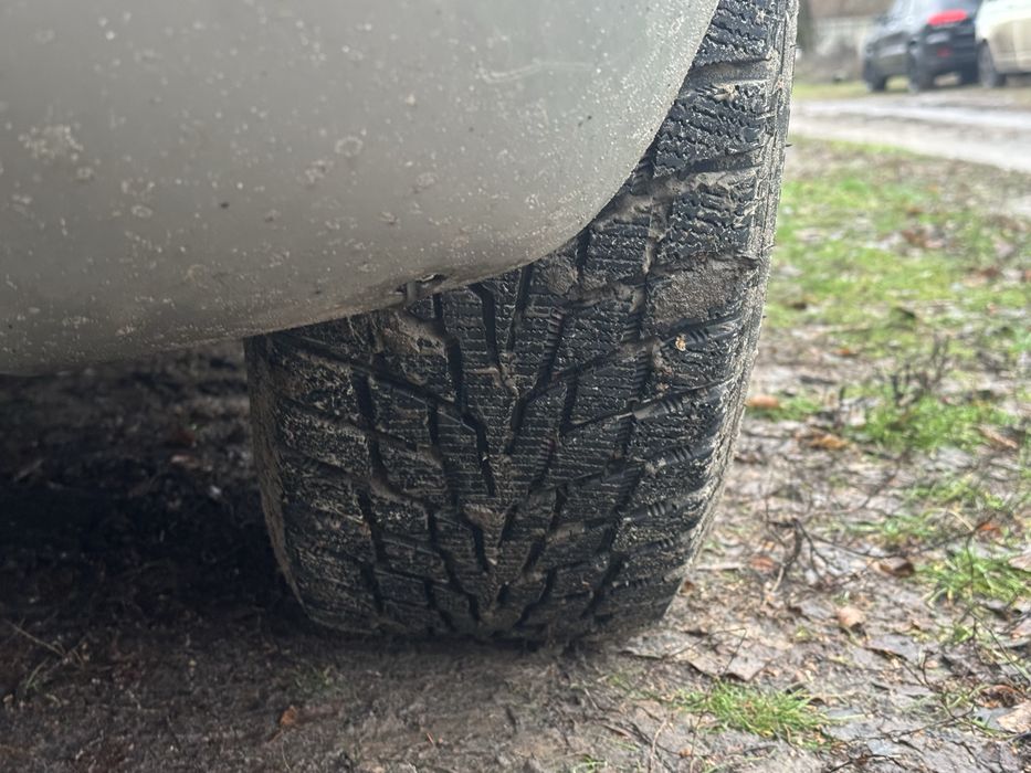 Зимові шини 235/65/17 майже нові