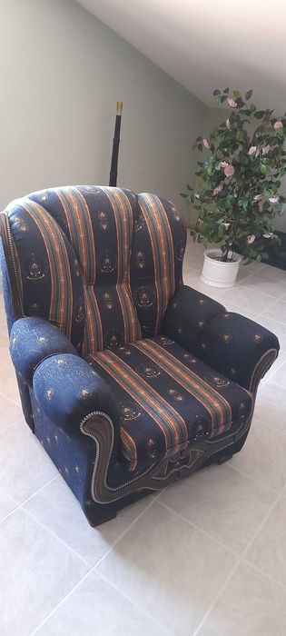 2 Sofás de tecido e madeira em ótimo estado