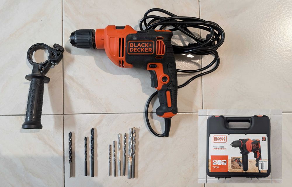 Berbequim Black+Decker 710W c/ func. martelo e brocas extras