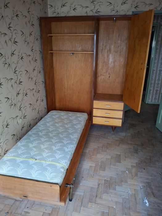 Guarda fatos com cama vintage