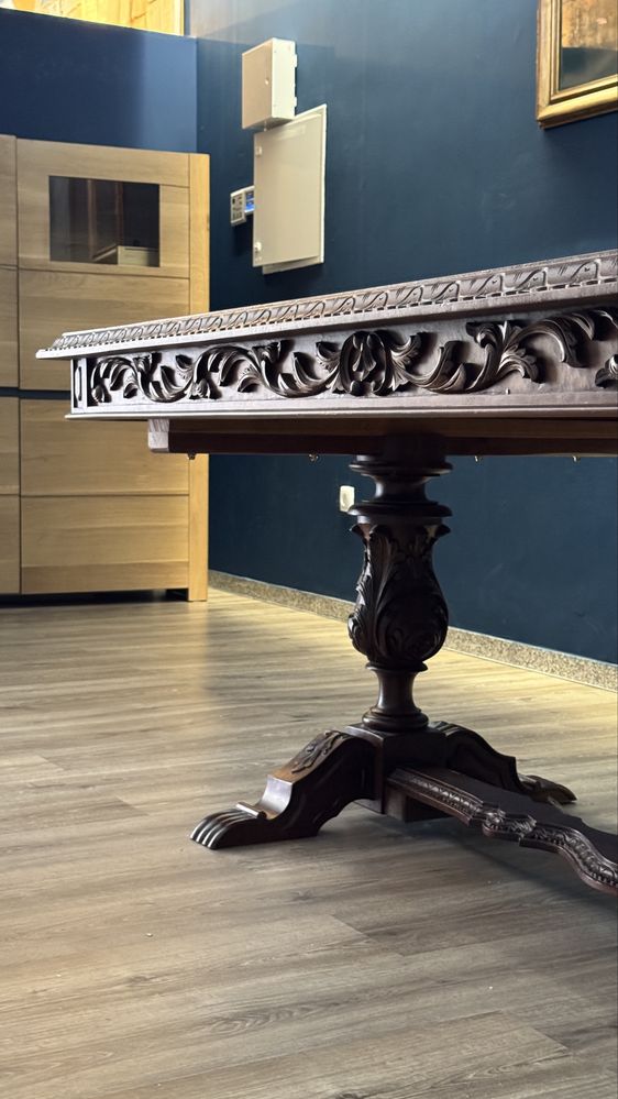 Mesa com talha em madeira