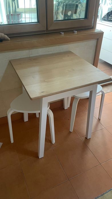 Conjunto mesa de madeira + 2 bancos IKEA KYRRE