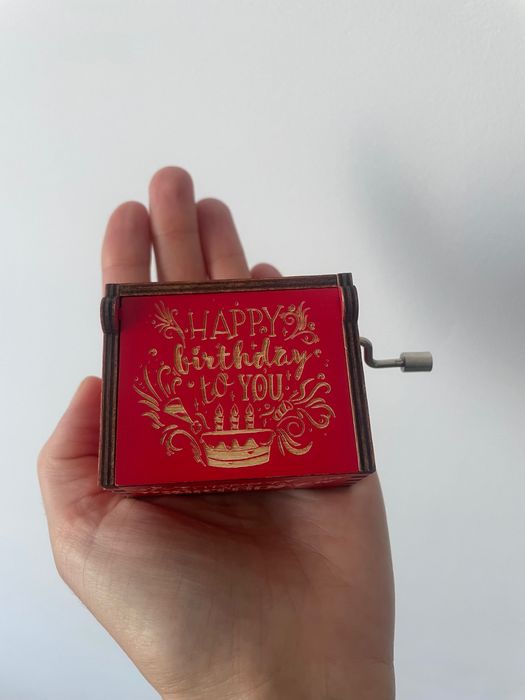 Drewniana muzyczna szkatułka „Happy Birthday” – idealny prezent