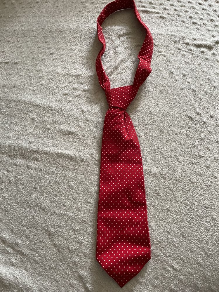 Krawat czerwony w kropki