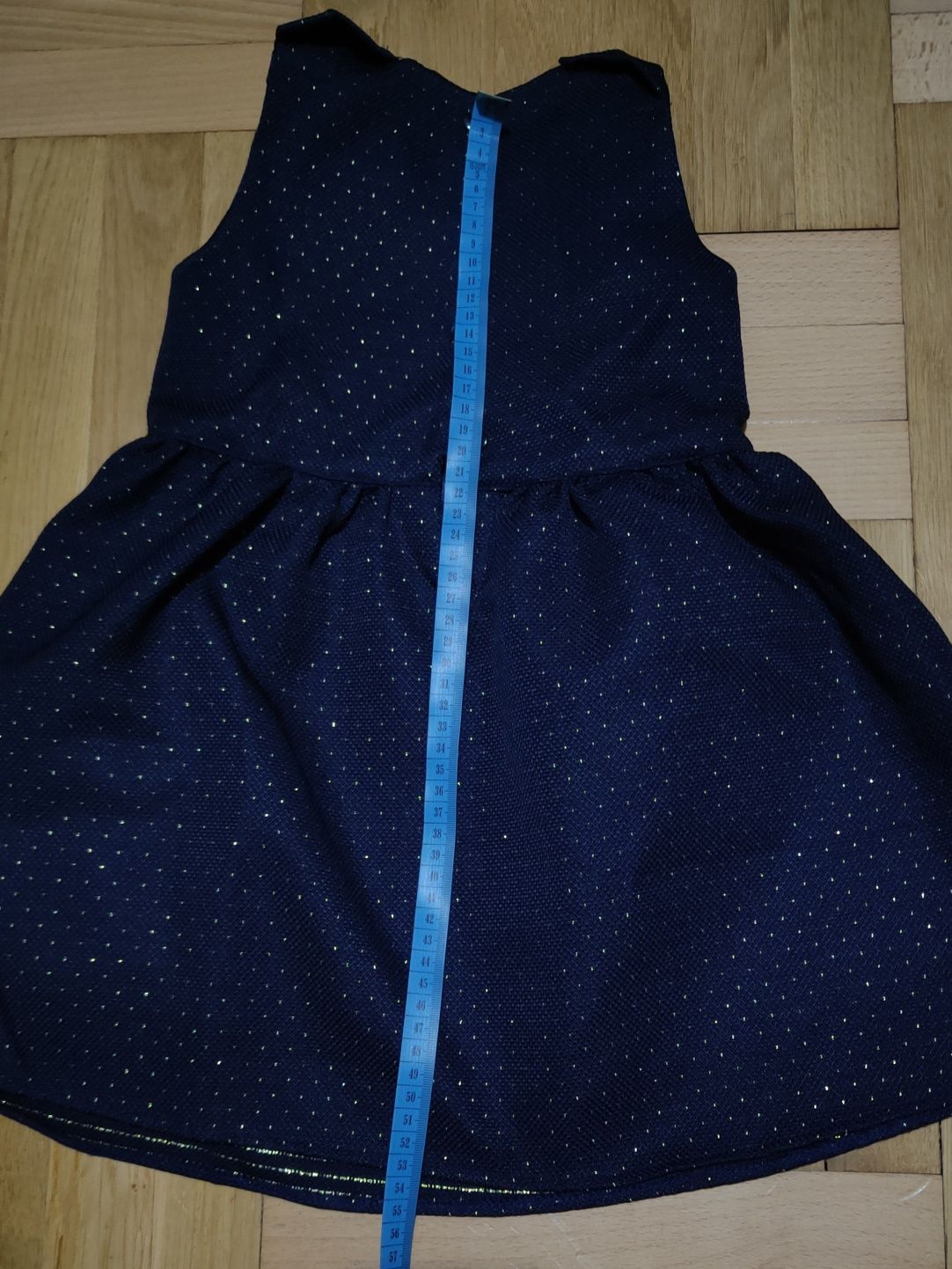 Elegancka rozkloszowana sukienka 104 granatowa w złote kropki