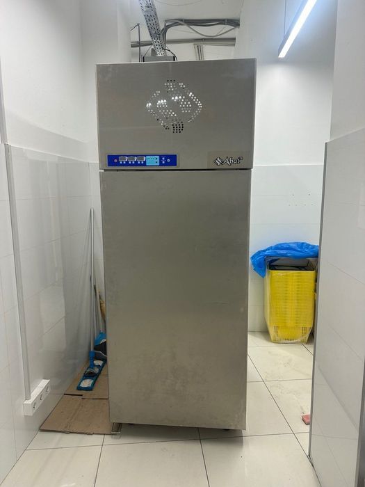 Холодильні вітрини та обладнання для магазину, столової, кулінарії