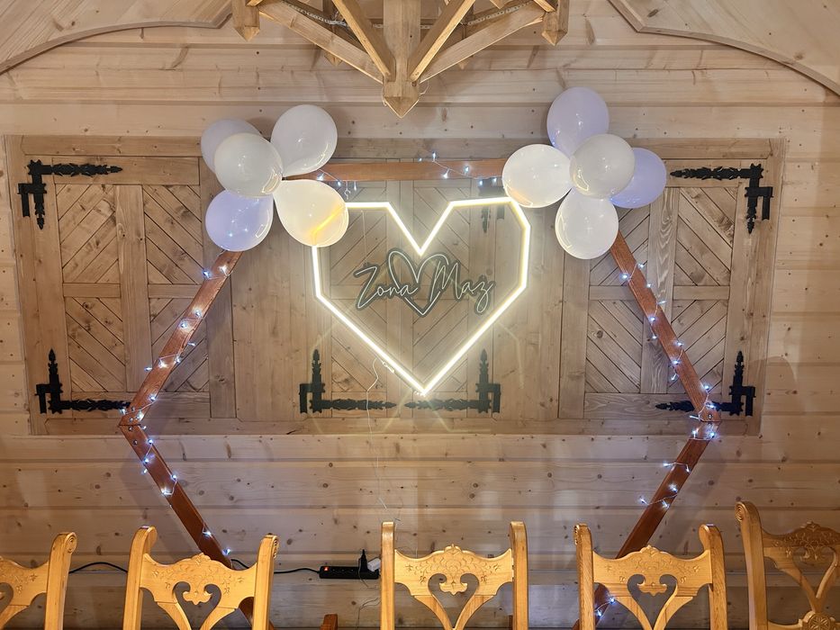 Ścianka weselna dekoracja stołu pary młodej drewniana