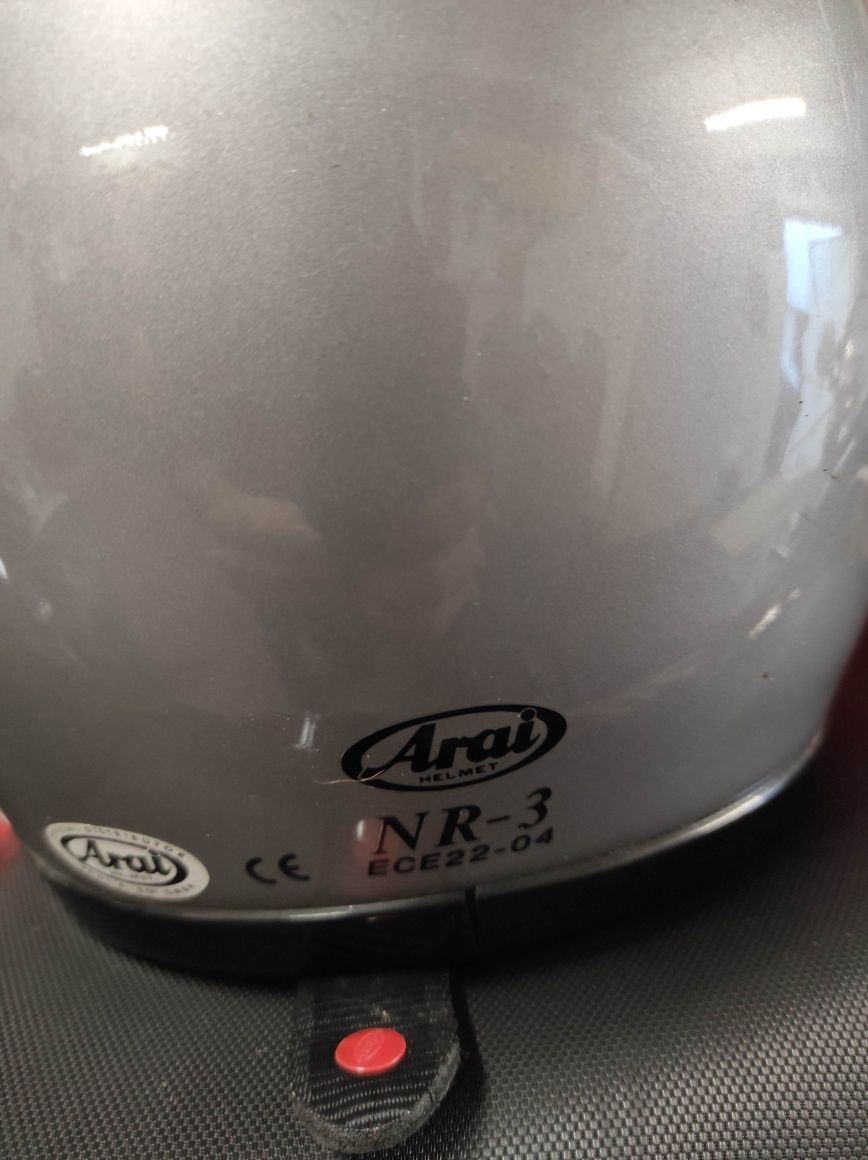 Dwa kaski. THH (roz. L), Arai (roz. XS) kask