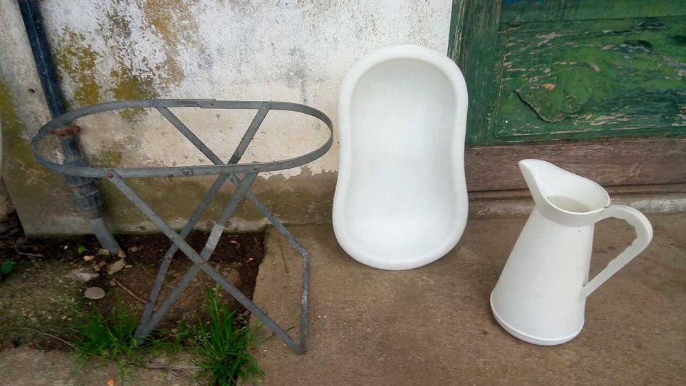 Bidé antigo com jarro portátil