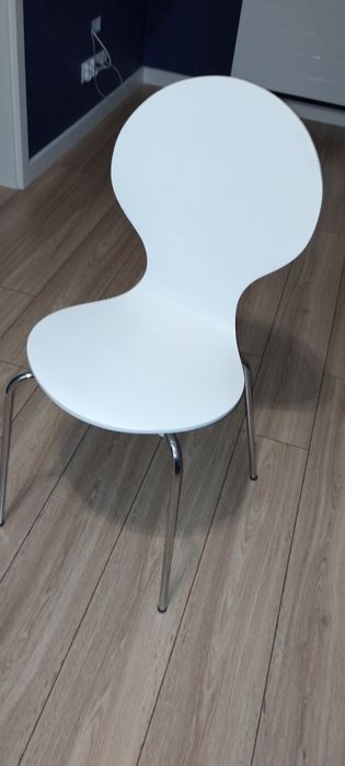 Krzesło białe do toaletki