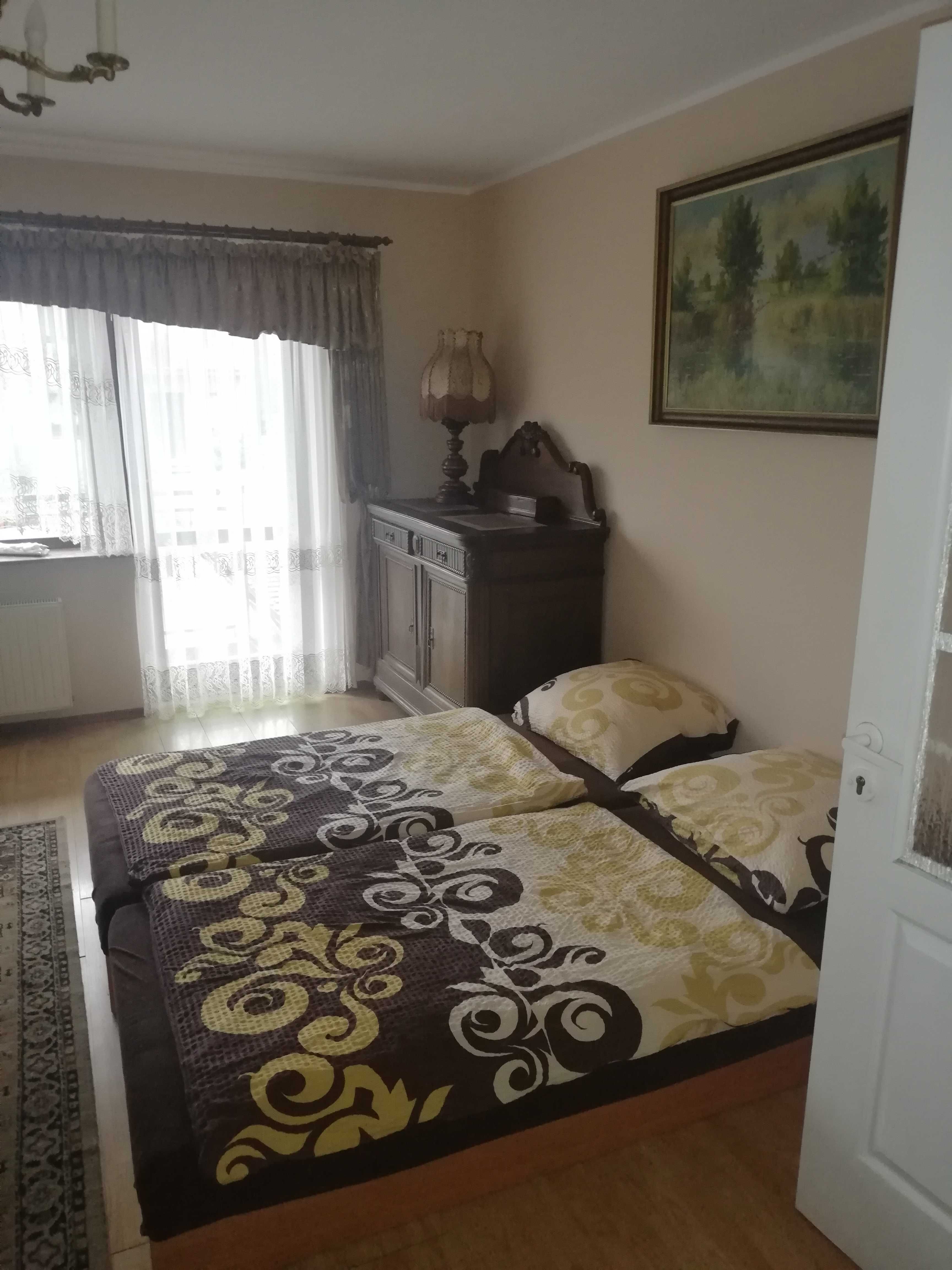 Tanie noclegi - Leszno Hostel pokoje - Parking pod domem
