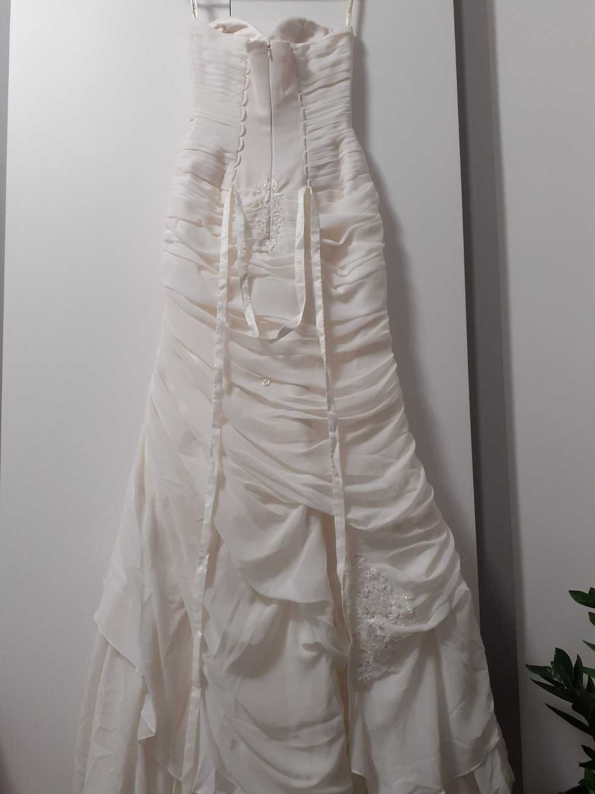 Весільна сукня кольору айворі