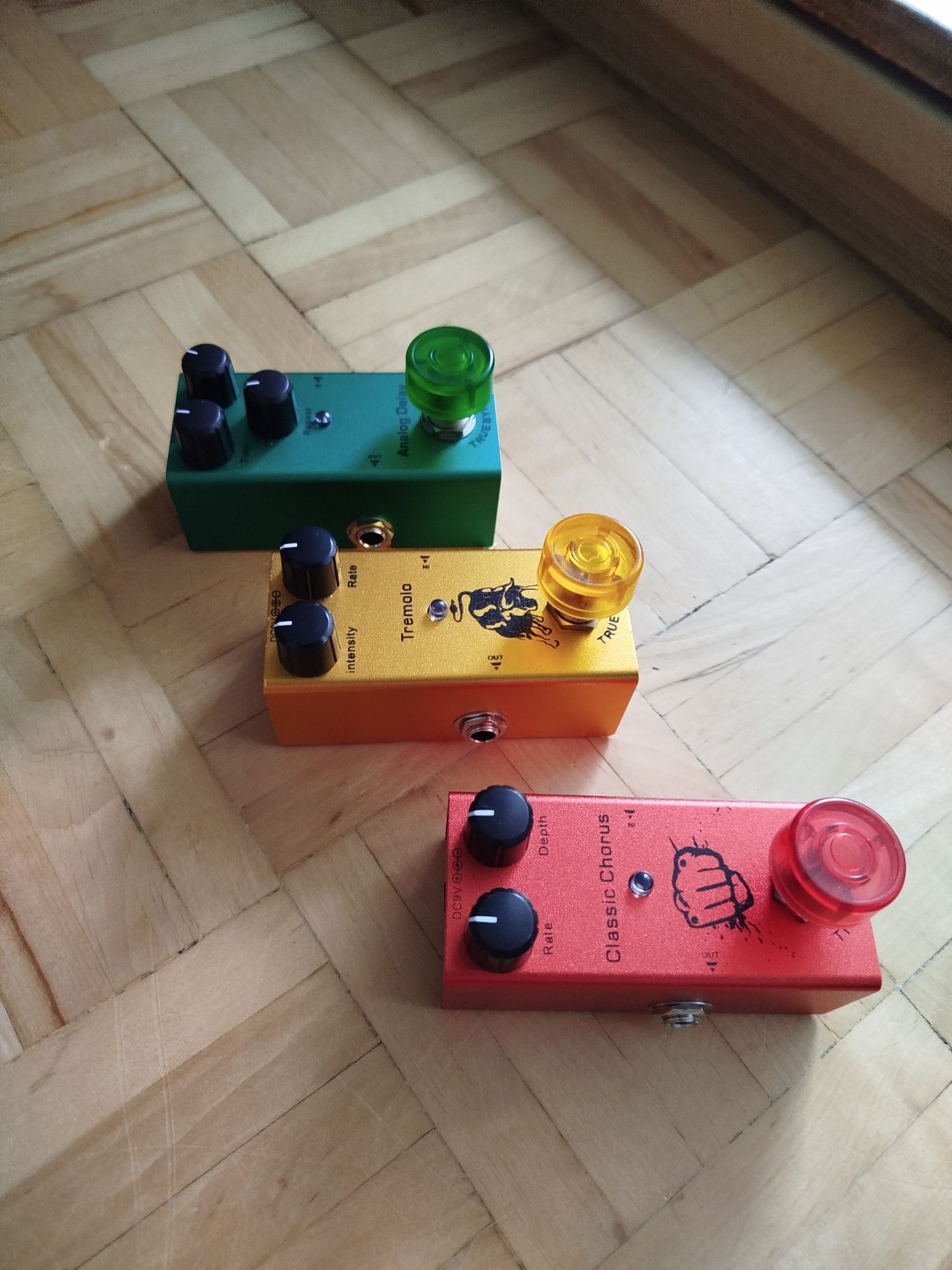 Efekty gitarowe (chorus, delay, tremolo)