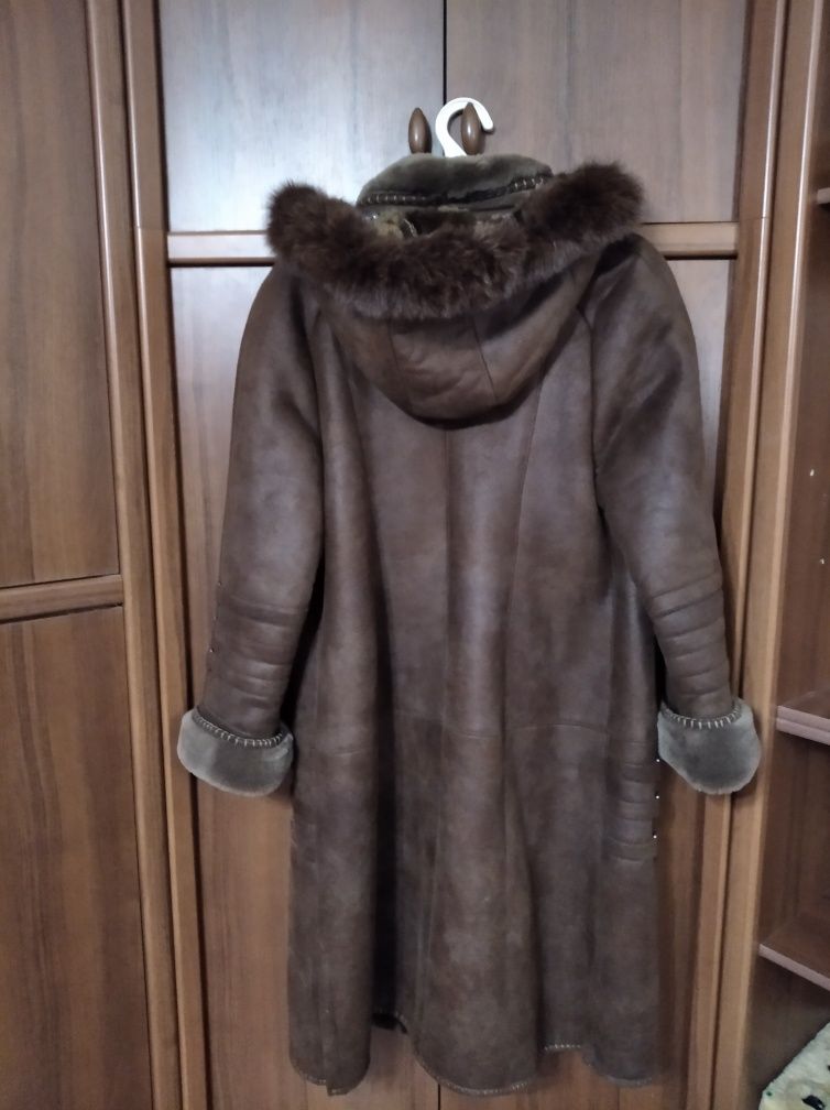 Жіноча штучна дублянка з капюшоном.