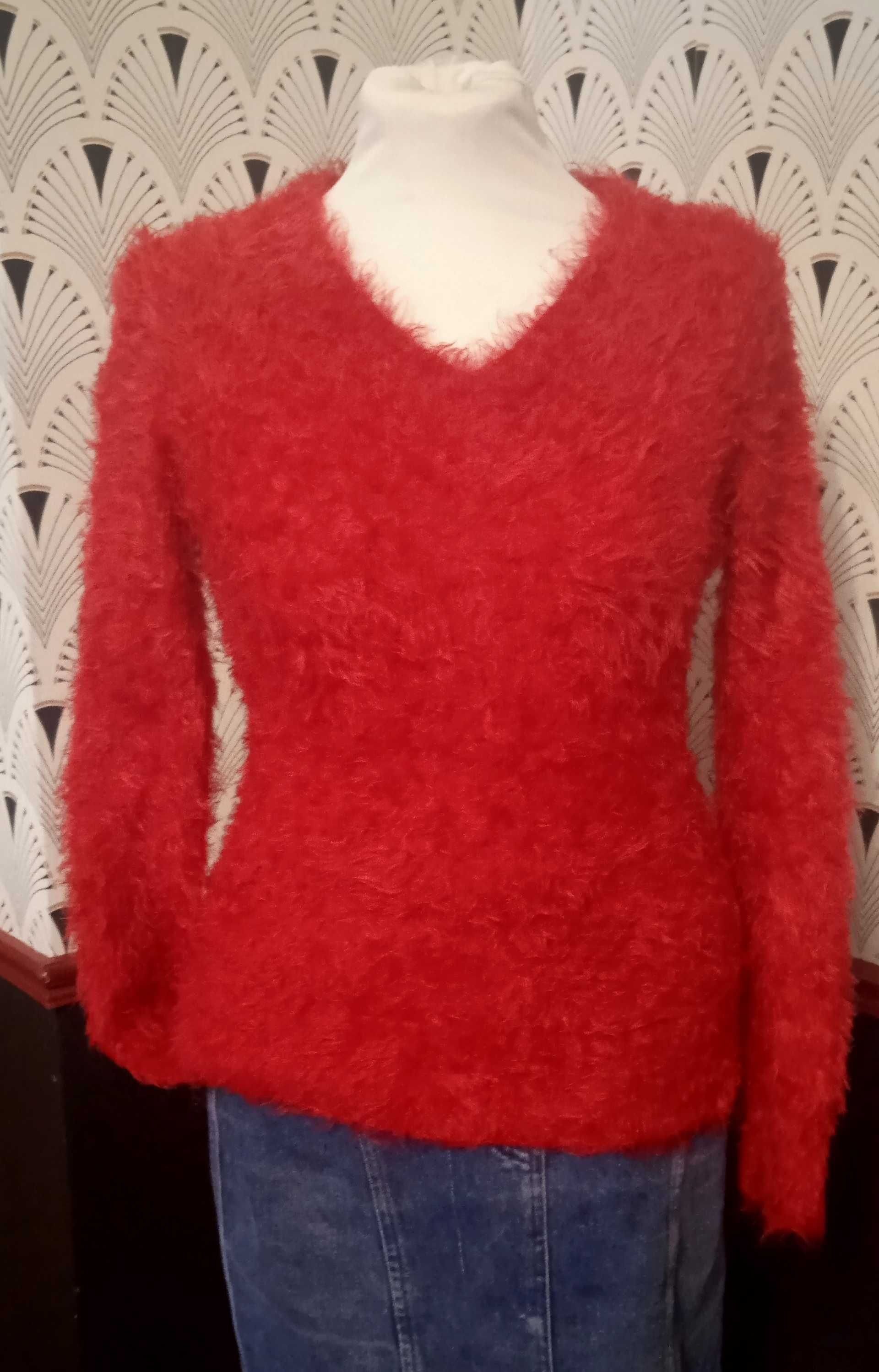 czerwony puszysty sweter