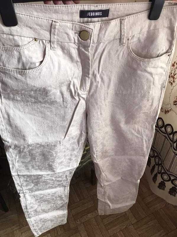 Очень красивые узкие бежевые джинсы