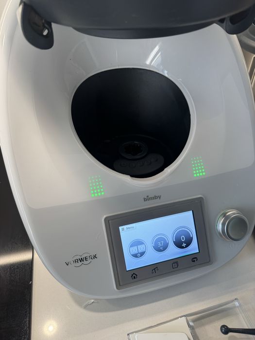 Bimby TM5 com varios acessorios