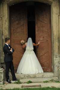 Весільна сукня, весільне плаття для нареченої.