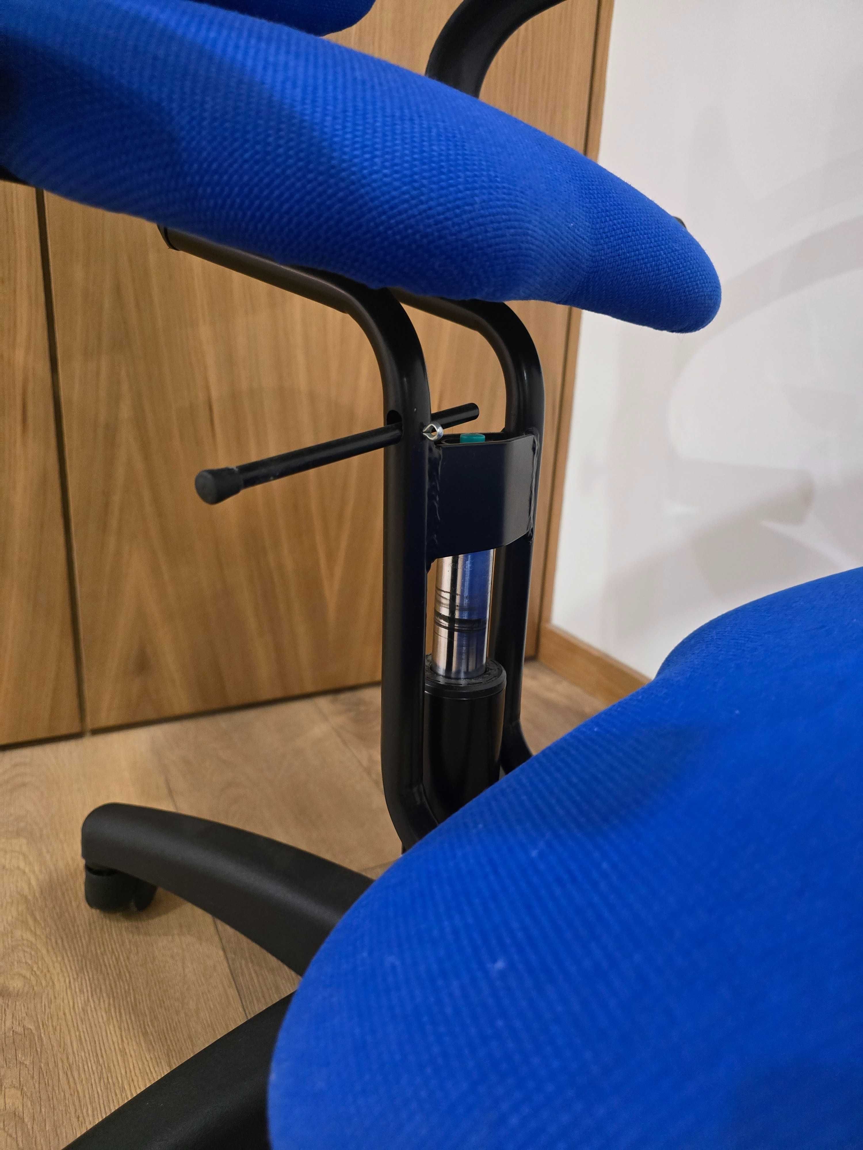 Cadeira ergonómica com apoio de joelho regulável e encosto