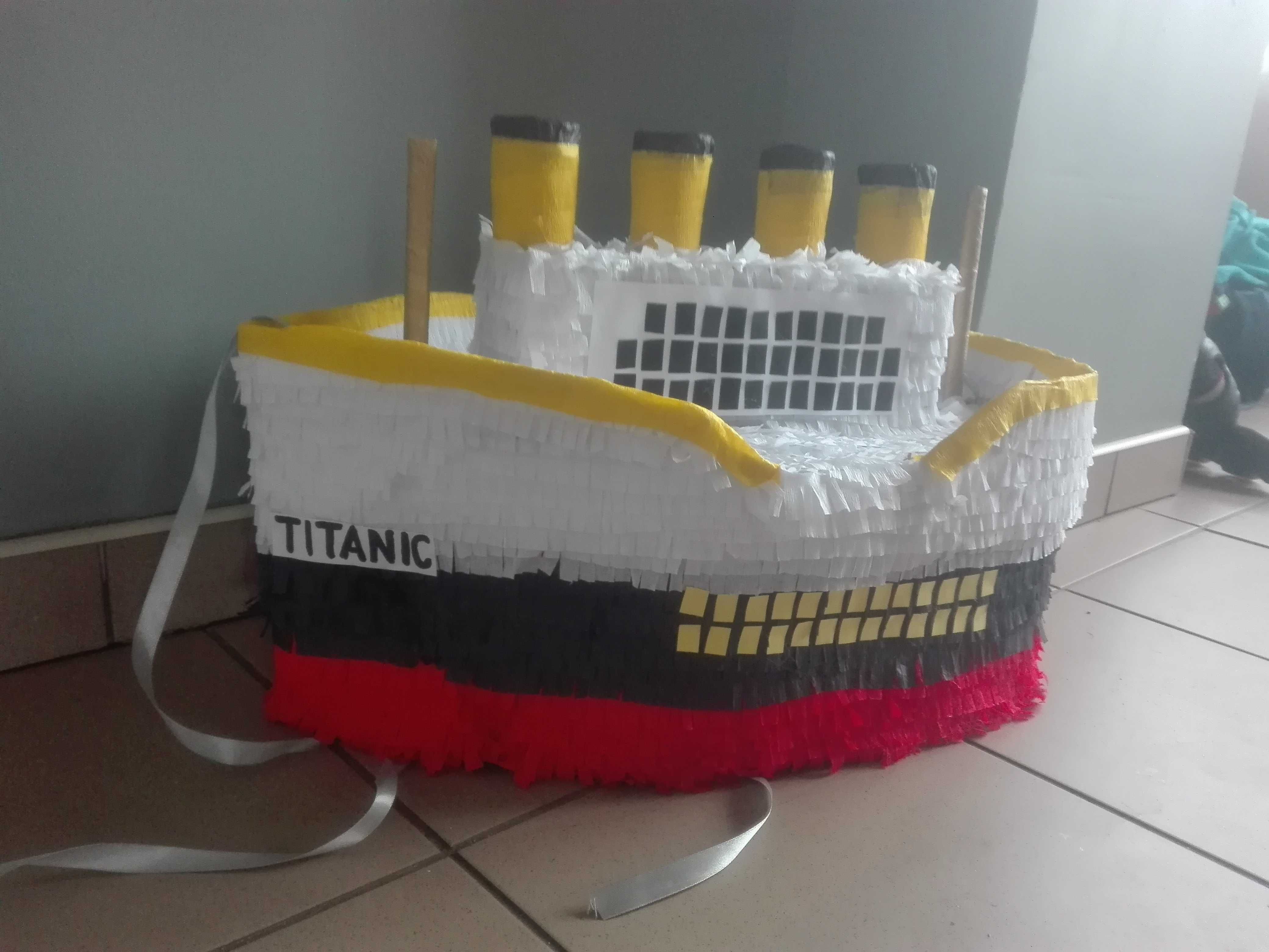Piniata statek Titanic