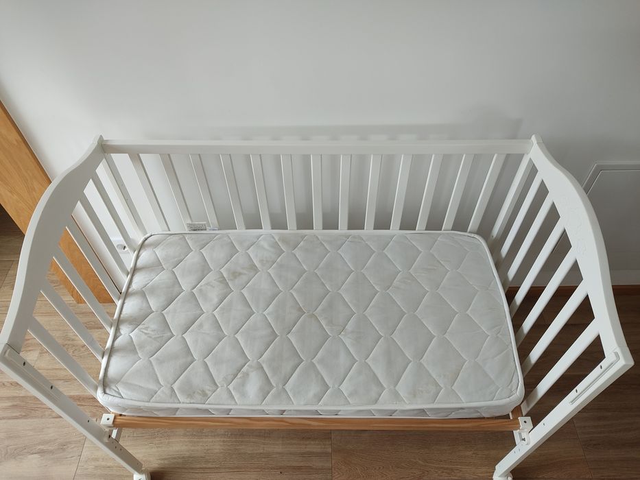 Cama de bebé branca