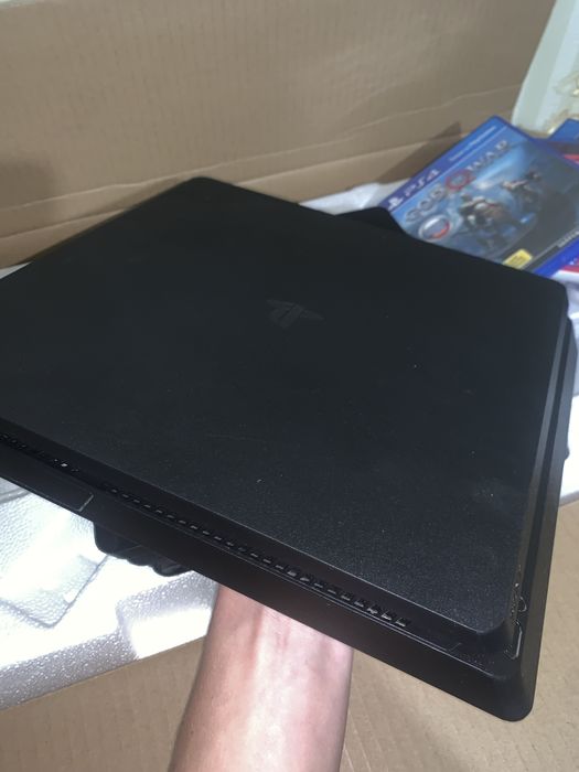 Продам 2 пс 4 слим ps4 slim одна на 1T виорая на 500gb