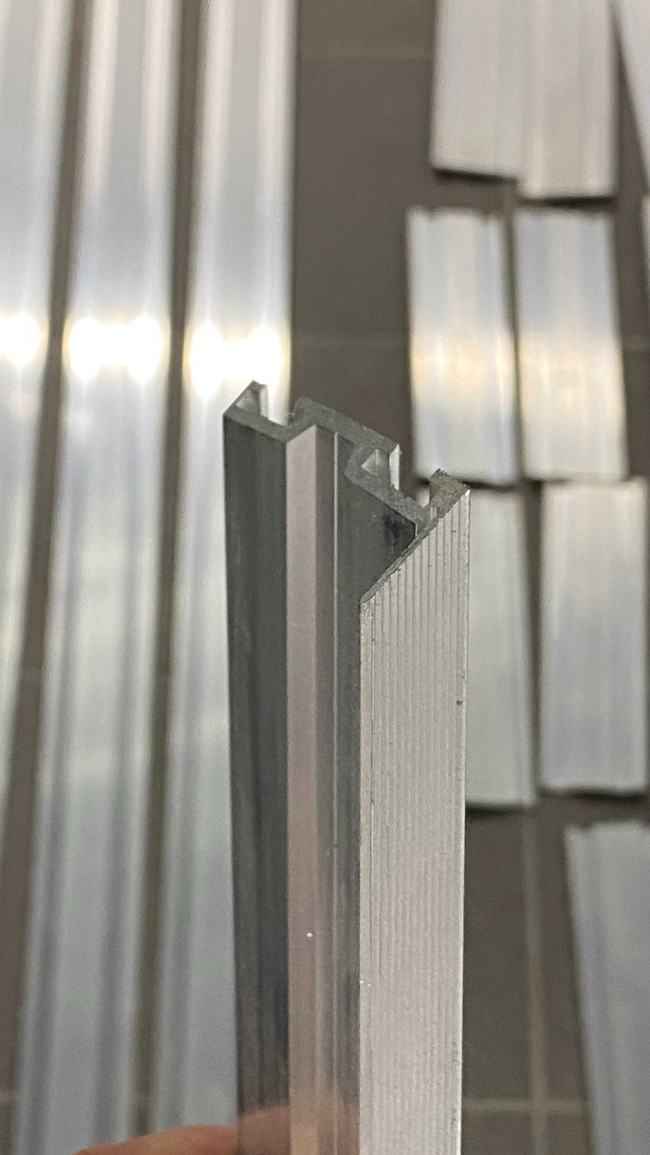 Listwa cokołowa przypodłogowa aluminiowa zlicowana ze ścianą PIU Des.