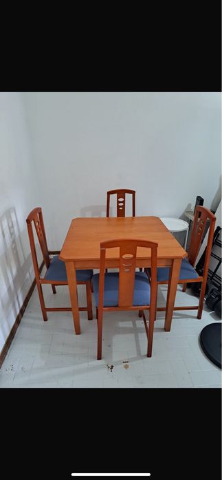 Mesa com 4 cadeiras