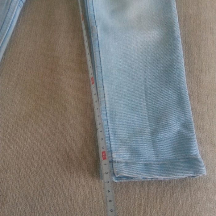 Светлые джинсы узкачи на резинке