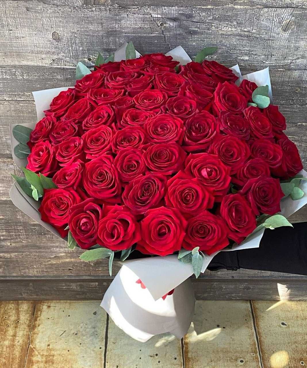 Свежая роза, букет 151 красная роза, цветы
