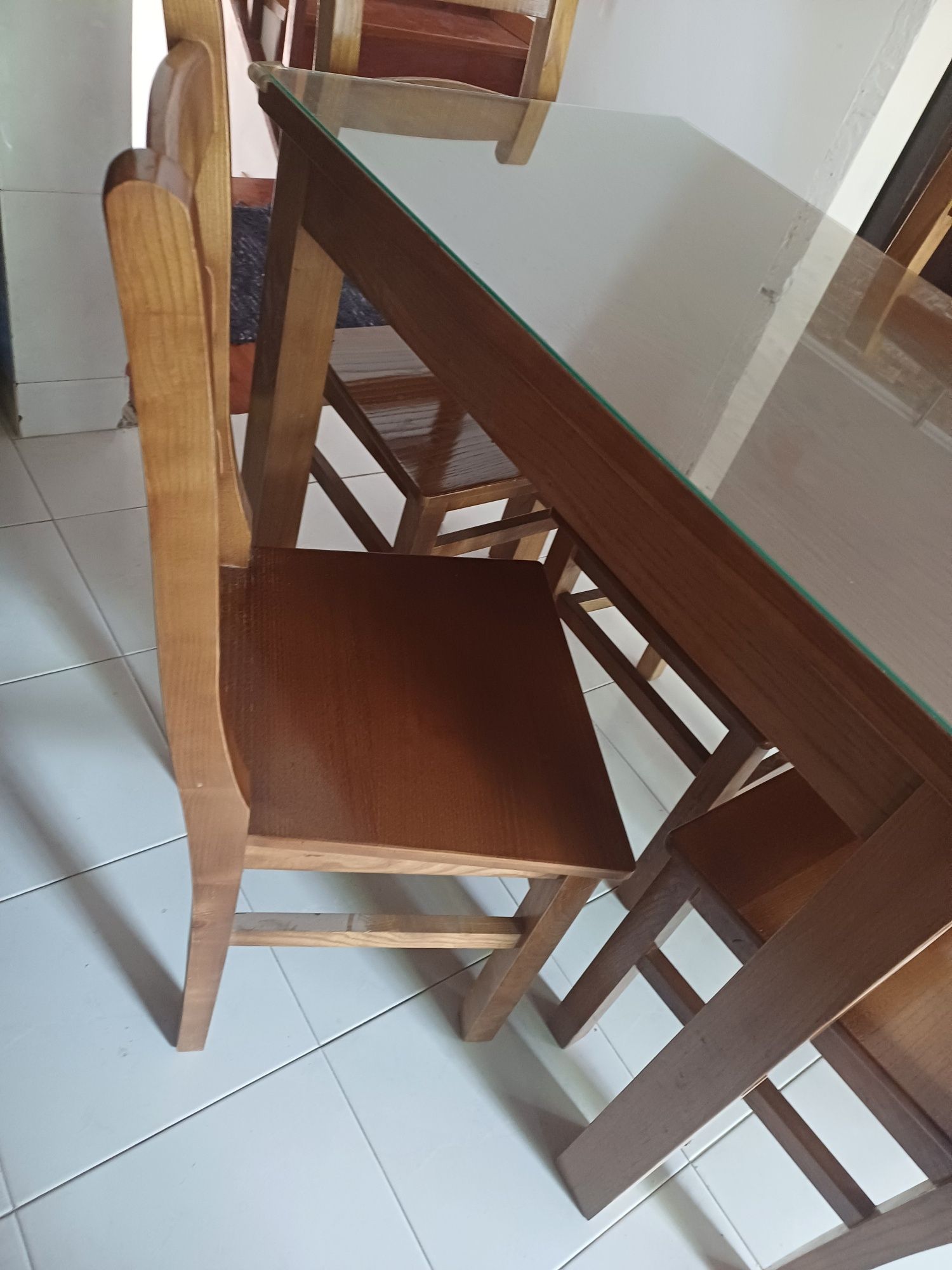 Mesa e 4 cadeiras em madeira