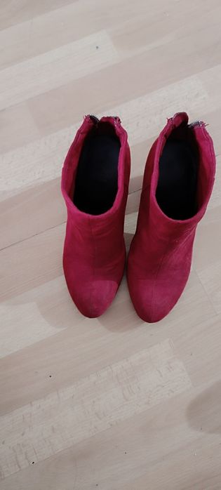 Botas de camurça vermelha tamanho 35. Usadas.
