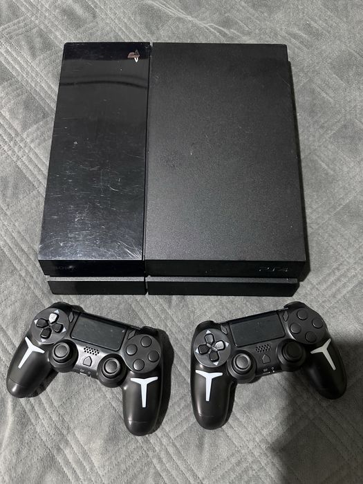 Playstation 4 + 2 Comandos