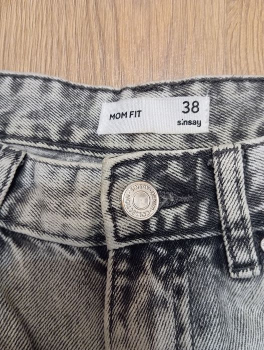 Сірі та сині джинси