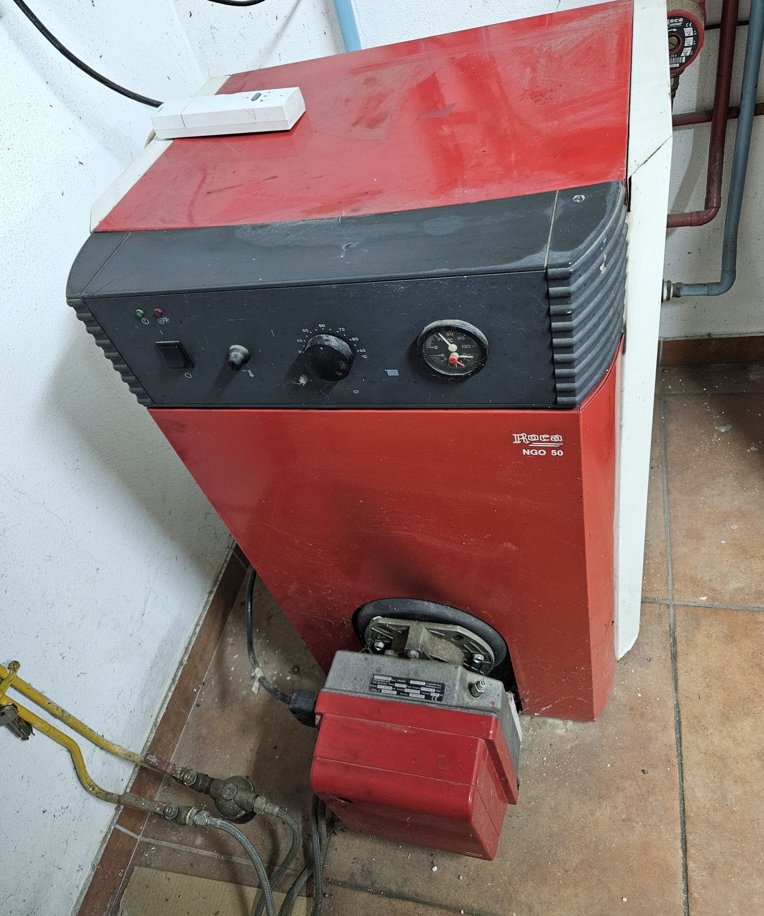 Caldeira a gasóleo Roca NGO 50 e Depósito de 1.000 litros