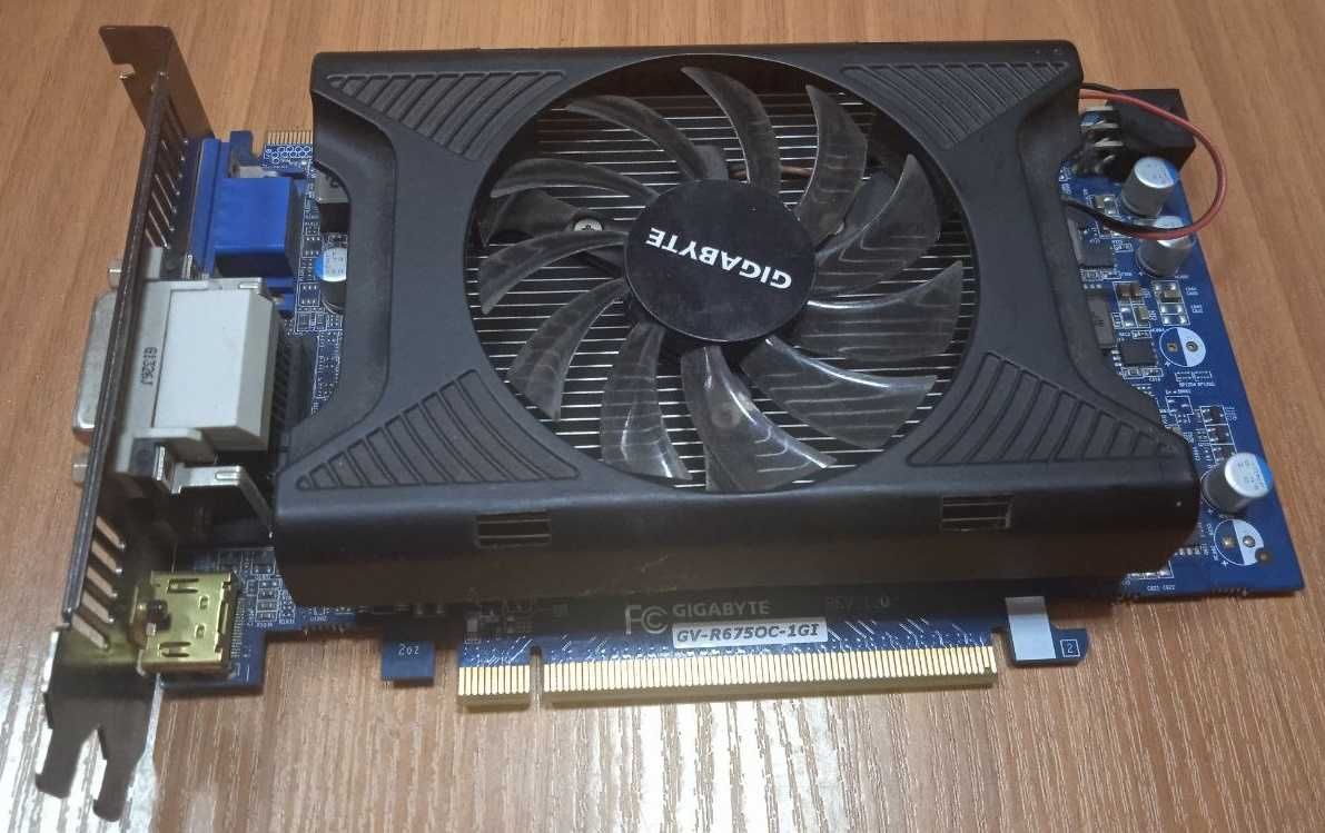 Видеокарта Gigabyte  Radeon HD6750 1ГБ (GV-R675OC-1GI), на запчасти