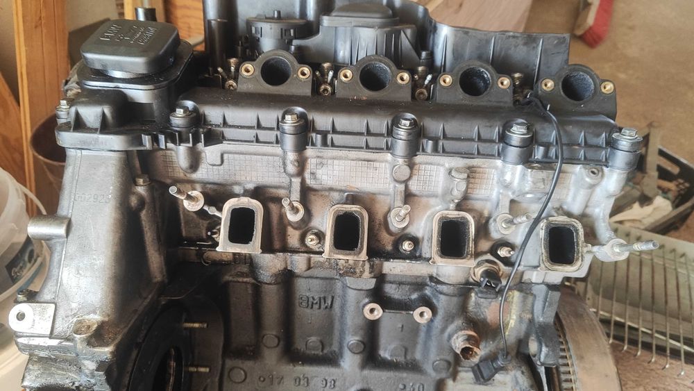 CABEÇA do MOTOR com tampa das válvulas BMW E46 320D (original)