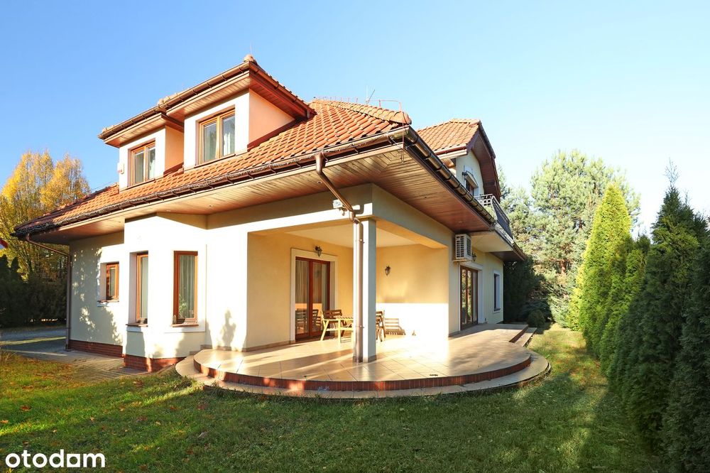 Dom marzeń wśród drzew - prywatny park i staw z fontanną