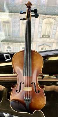Violino 3/4 com 100 anos. Réplica de Stradivarius.