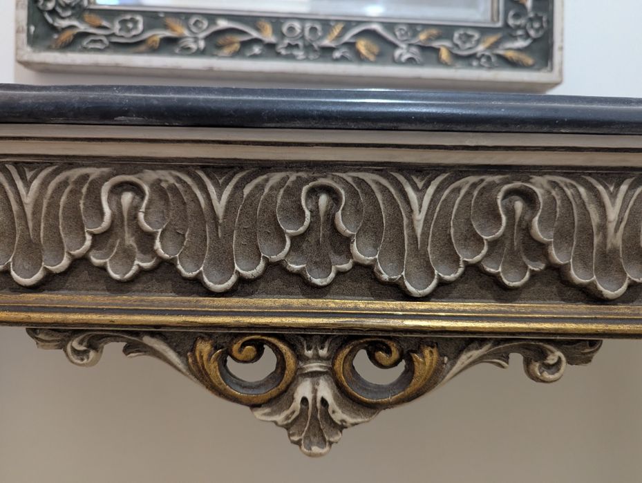 Credencia muito antiga com espelho