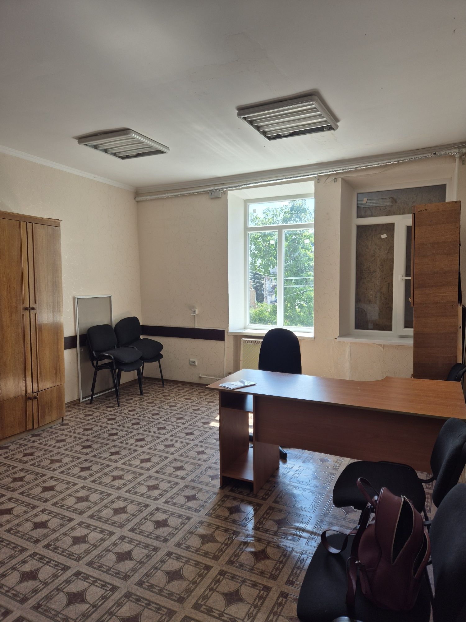 Продаю офісне приміщення, всі комунікації, центр