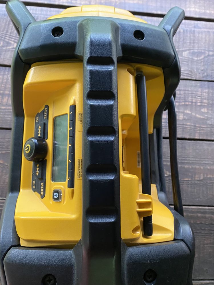 Dewalt радіо зарядне устройство